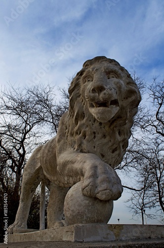  sculptural image of a lion