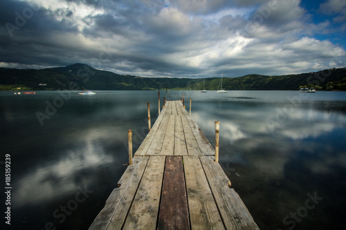 Obraz na plátně Lago con banchina