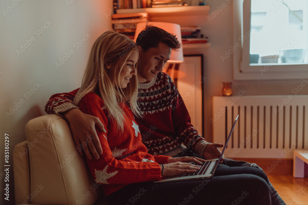 Obraz premium Christmas gifts and happiness between a young couple and a cute dog