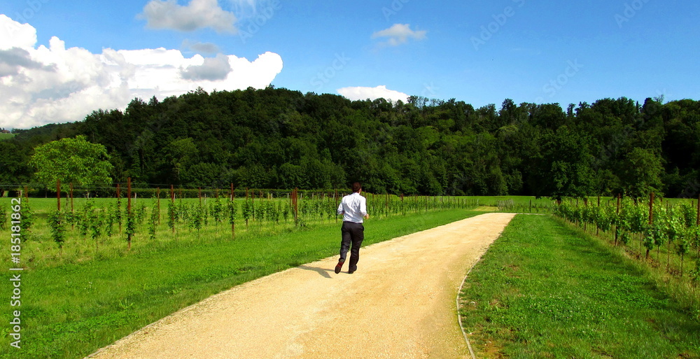 Uomo che si allena un campagna - elegante Uomo che si allena un campagna - elegante