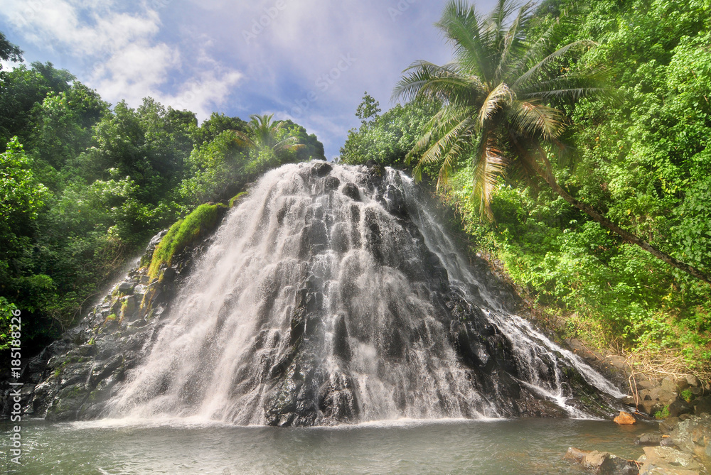 Naklejka premium Kepirohi Waterfall located in Madolenihm Municipality, Pohnpei, Micronesia.
