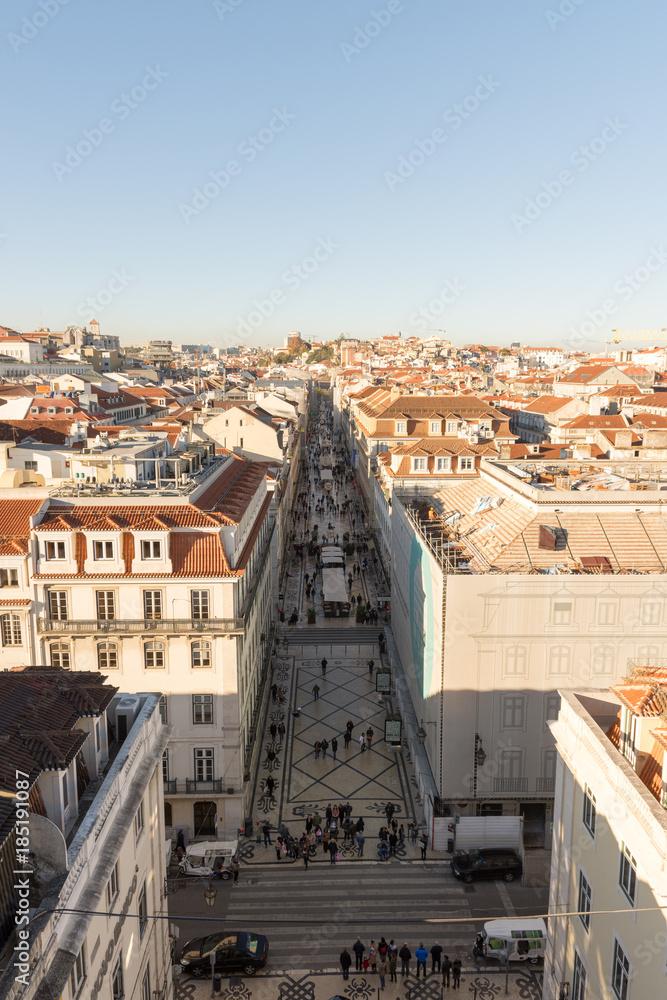 Rua Augusta, no centro histórico de Lisboa, Portugal, durante o inverno de 2017 se preparando para o Natal.