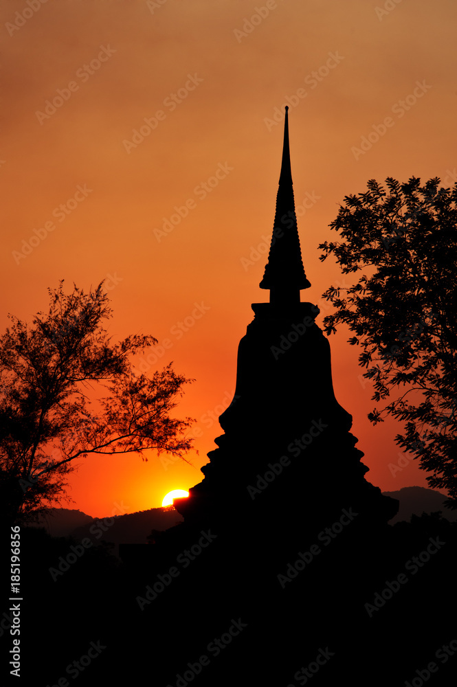 Obraz premium Chedi Sunset at the UNESCO World Heritage Site, Sukothai, Thailand.