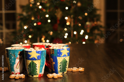 Mugs with hot chocolate and marshmallows and gingerbread cookies. Christmas concept