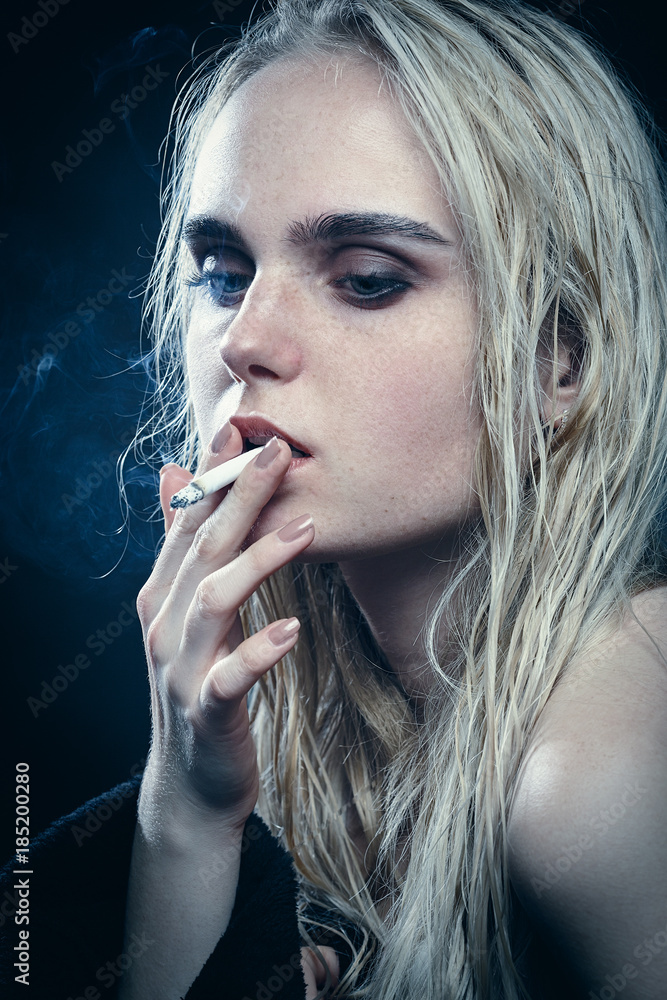 Obraz premium blond woman smoking
