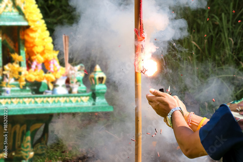 Φωτογραφία Asian people with firecrackers pay respect to shrine or spirit worship
