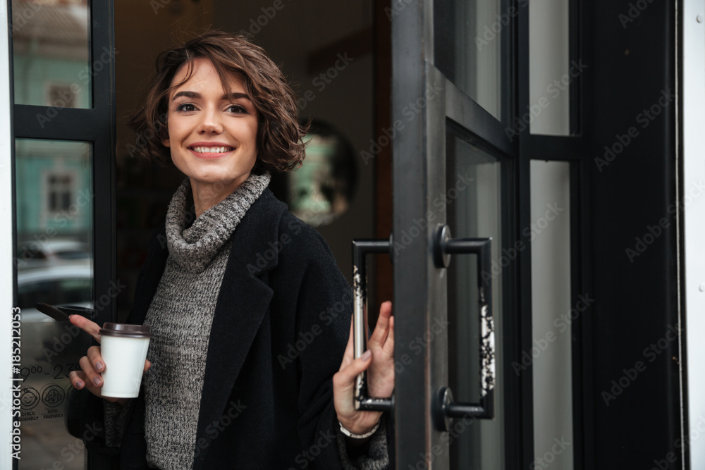 Fototapeta premium Portrait of a happy girl dressed in autumn clothes
