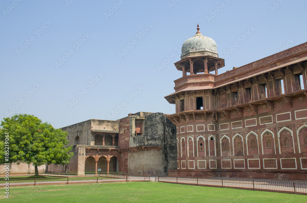 Fort Red to the city of Agra of India
