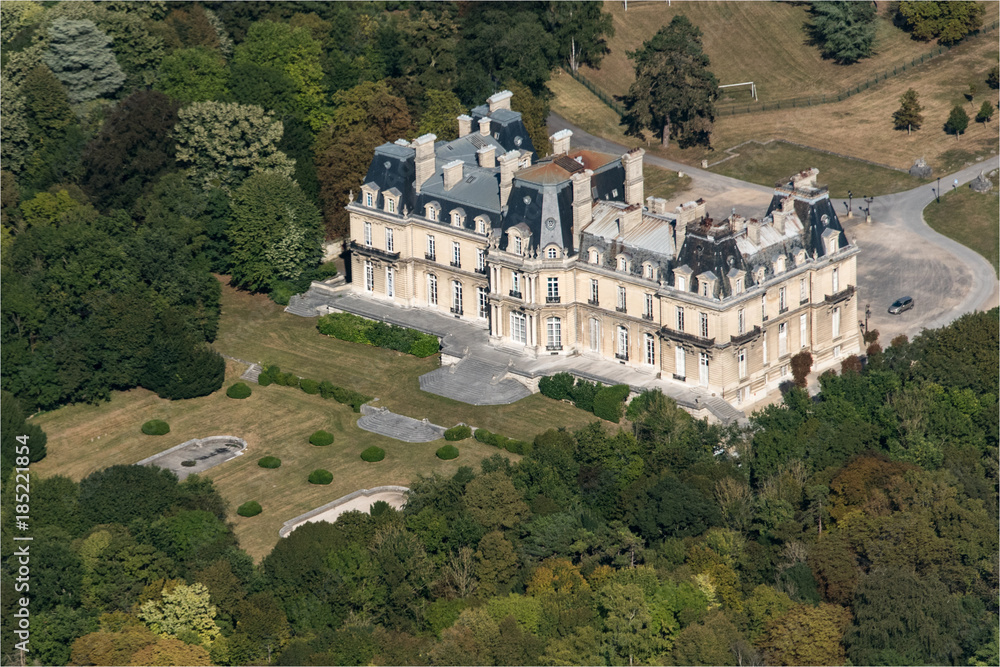 Vue aérienne du château de Laversine dans l'Oise en france