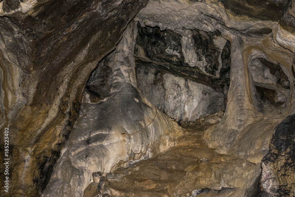 Obraz premium Collumns in the cave as the entrance inside