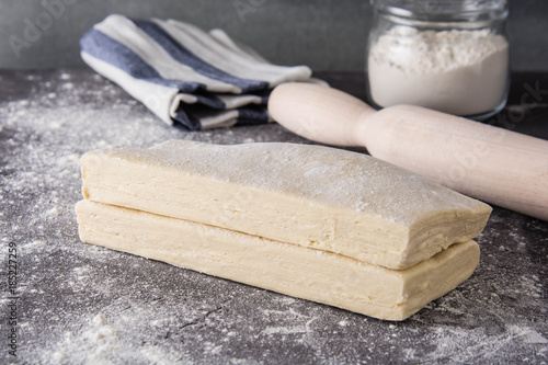 Foto Homemade raw puff pastry.