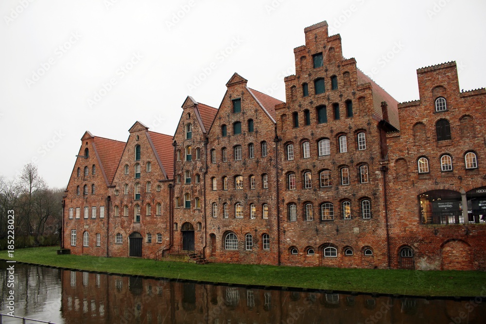 Häuserzeile an der Trave in Lübeck.