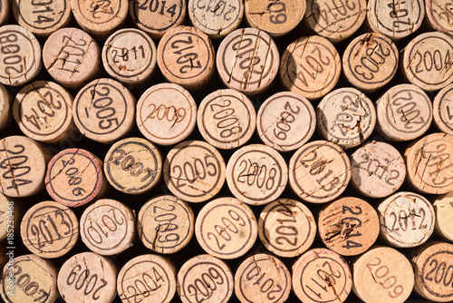 Hintergrund aus vielen Korken von Jahrgangsweinen