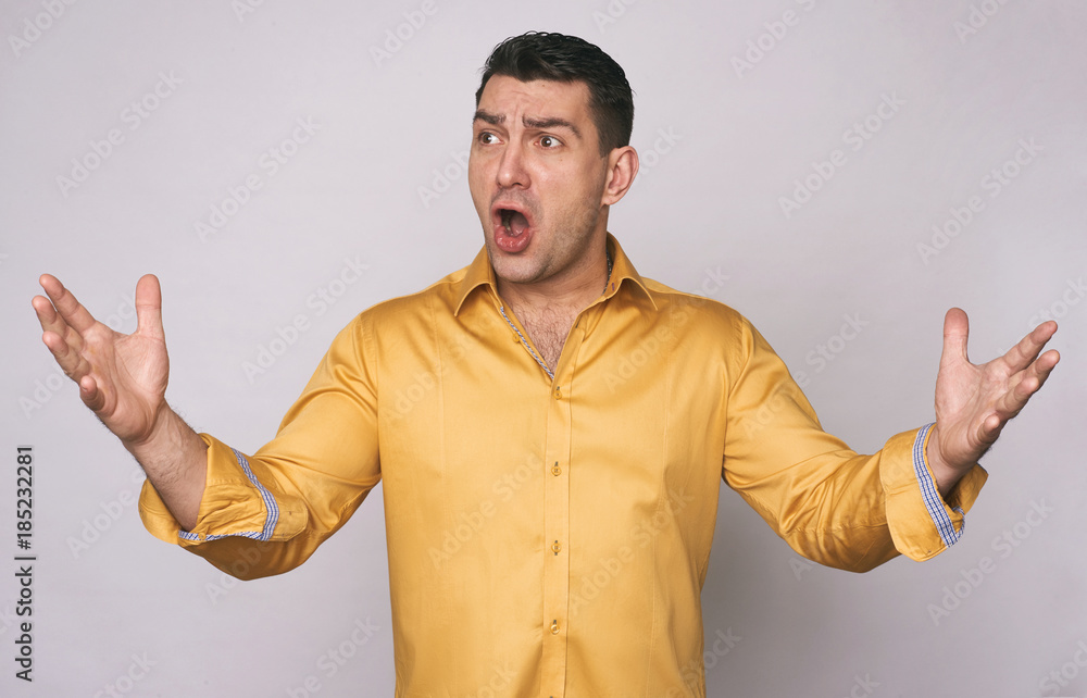 Fototapeta premium man shouting isolated on grey background