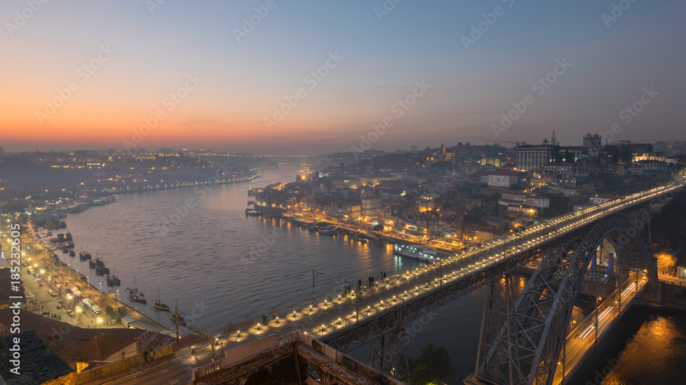 Fototapeta premium Panoramę starego miasta o zachodzie słońca z mostu Dom Luis, rzeka Douro, Porto, Portugalia, Półwysep Iberyjski, Europa