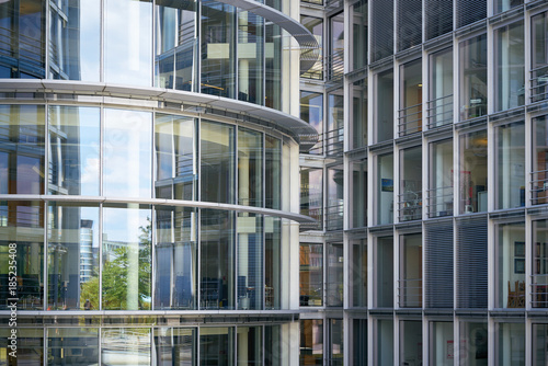 Glasfassade eines Bürogebäudes in der Innenstadt von Berlin
