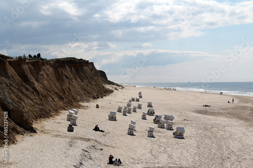 Sylt, Nordseestrand zwischen Kampen und Wenningstedt bei Sonne und Schönwetterwolken mit Strandkörben und rotem Kliff links.Where: Kampen, Wenningstedt, Sylt .