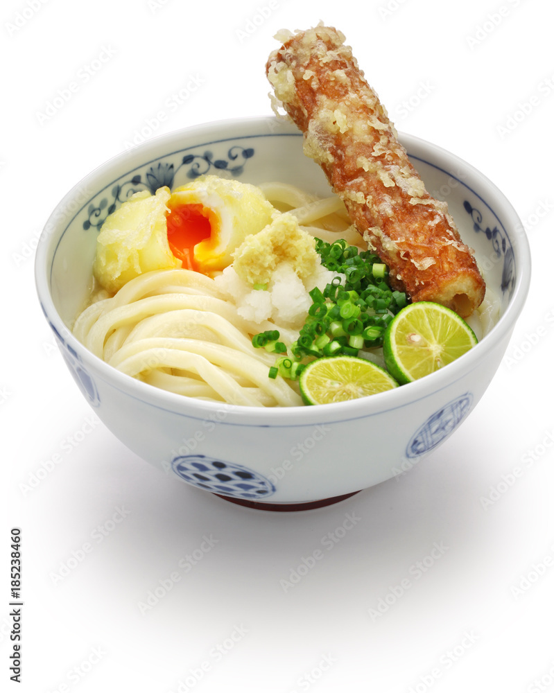 Foto de japanese cold Sanuki udon noodles on toppings with surimi ...