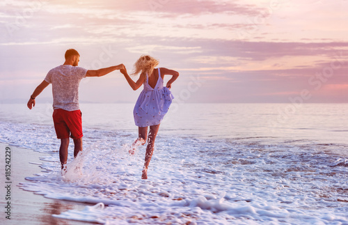 Photography Happy couple at romantic sea sunset