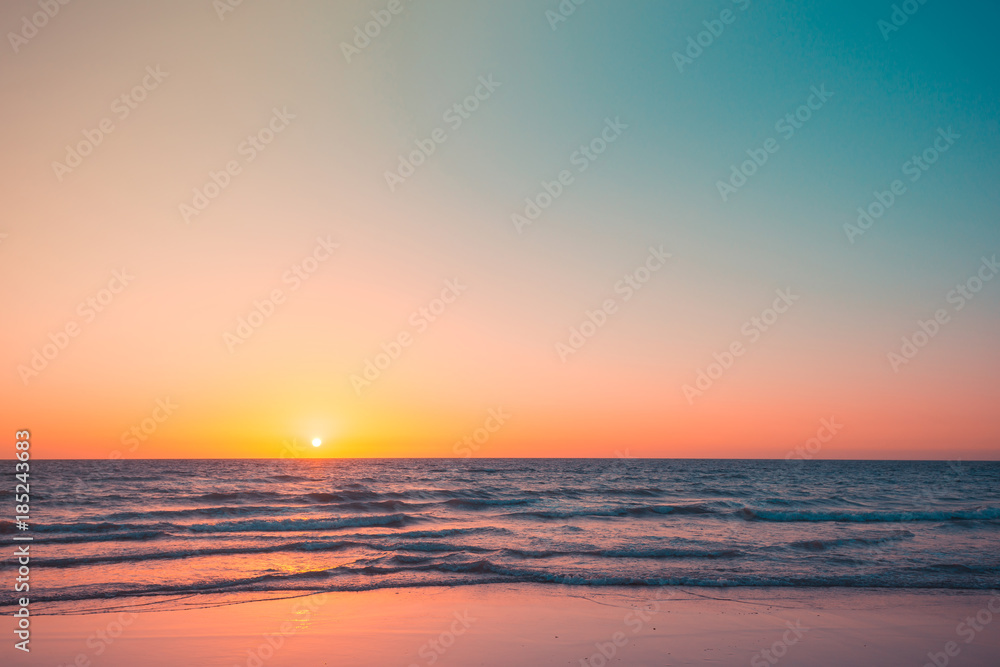 Naklejka premium Piękny zachód słońca na plaży Glenelg