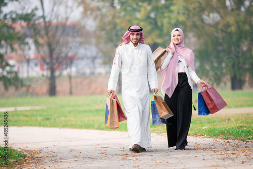 Canvas Print Lovely uslim couple taking a walk after shopping