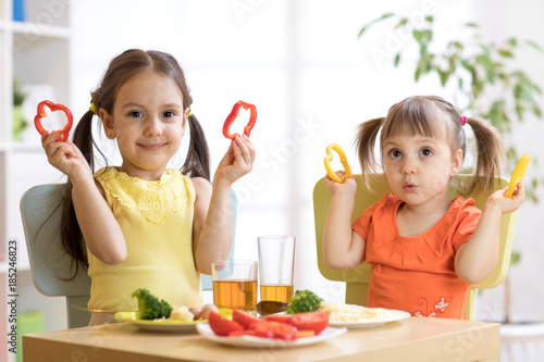 happy children eating healt...