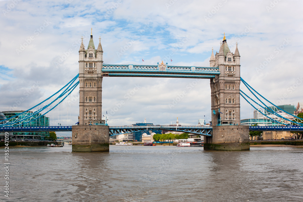 Obraz premium Tower Bridge across River Thames, London, England. iconic Victorian turreted bridge.