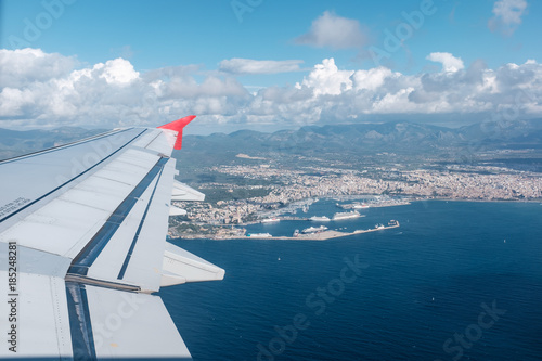 Blick aus dem Fenster eines Flugzeugs auf den Hafen von Mallorca