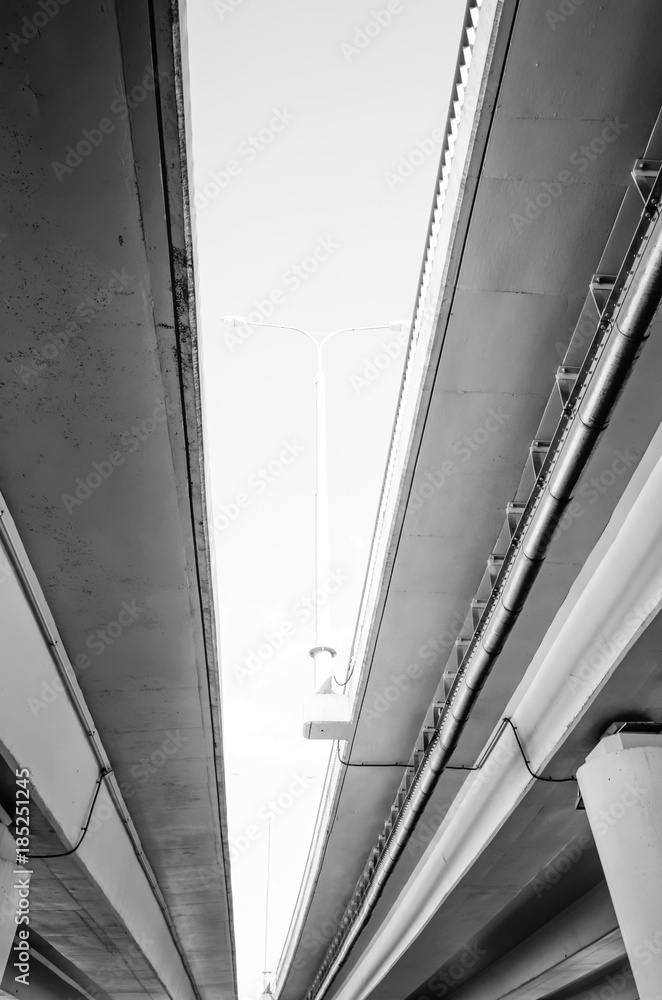 Obraz premium Perspective construction from under the bridge.