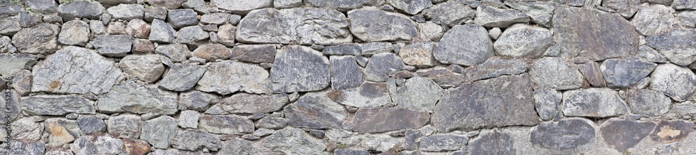 Grobe Burgmauer mit Wackersteinen