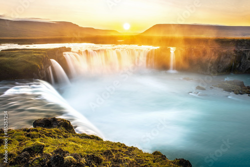 Fototapeta Naklejka Na Ścianę i Meble -  Godafoss Sunset
