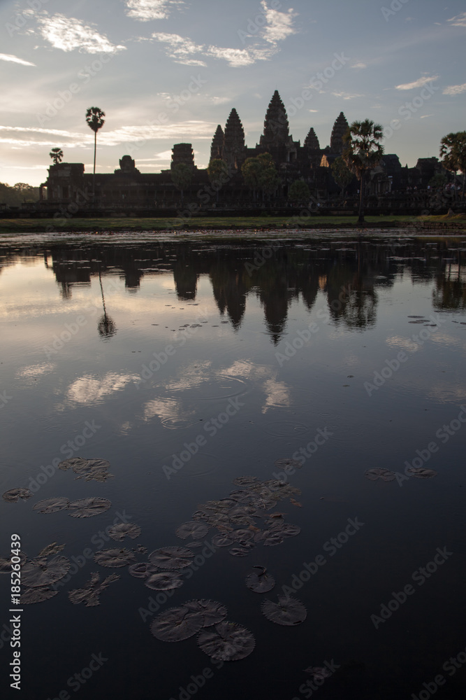Fototapeta premium Angkor Wat at sunrise