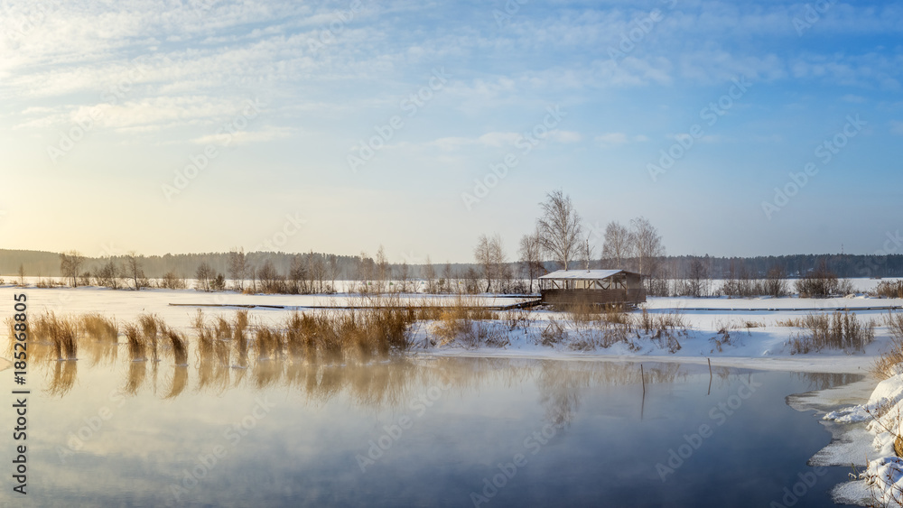 весенний пейзаж на озере с камышом и беседкой, Россия, Урал 