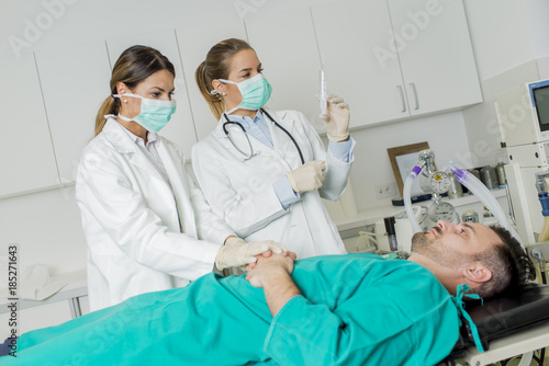 Female doctors preparing pa...