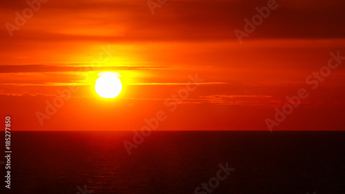 Rote Sonne auf dem Meer
