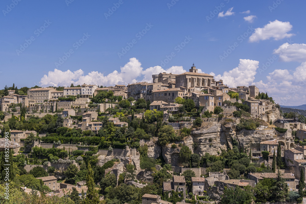 Gordes. Overview of the population.