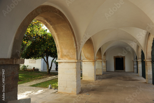 Claustro de la catedral de Faro  Iglesia de Santa Mar  a  Algarve  Portugal