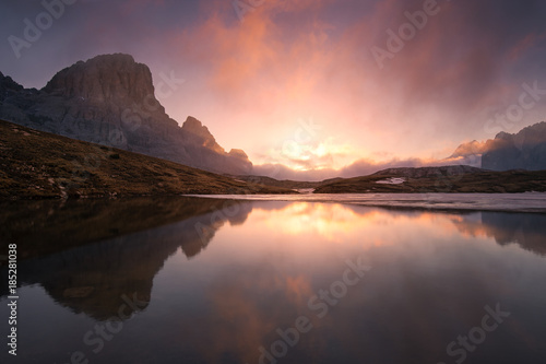 Il sorgere del sole sopra i Laghi Piani ai piedi delle Tre cime di Lavaredo © Enrico