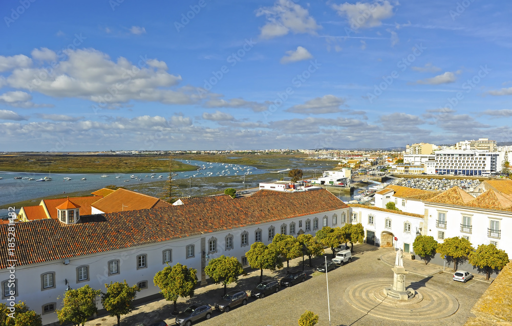 Vista panorámica de la plaza Largo de Sé y la Ria Formosa en Faro, Algarve, Portugal