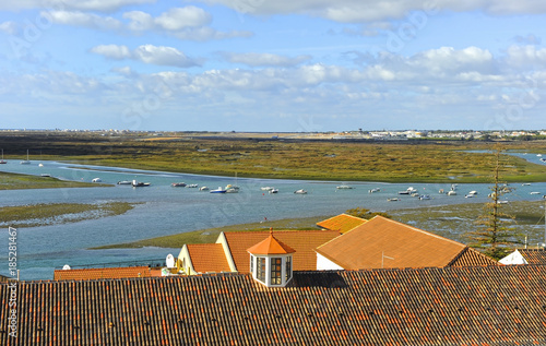 Vista panorámica de la Ria Formosa desde la Catedral de Faro, Algarve, Portugal