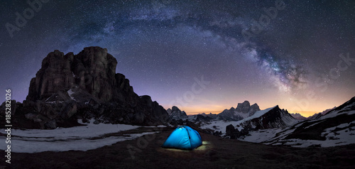 Cuadro en lienzo Arco della via lattea durante un'escursione in tenda nei pressi di Cortina