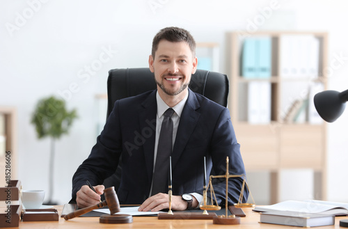 Papier peint Young male notary working in office