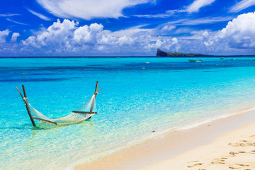 Crédence de cuisine Plage tropicale Hamac suspendu sur mer turquoise tropicale  © Freesurf