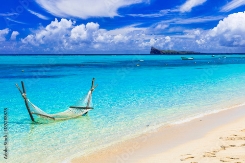 Relaksujące tropikalne wakacje z hamakiem w turkusowym morzu.