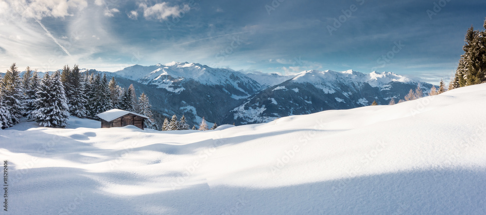 Fototapeta premium Winterpanorama mit Hütte in den österreichischen Alpen