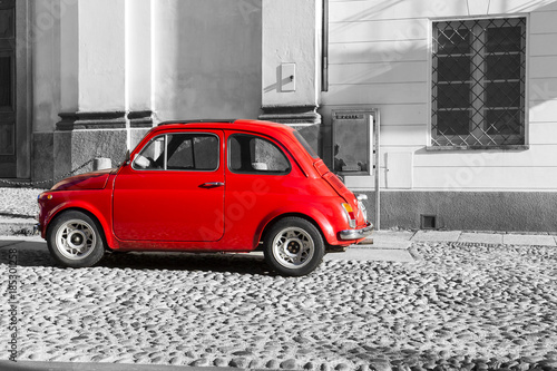 Plakat Czerwonego rocznika włoski samochód na czarny i biały tle