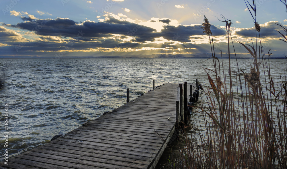 Obraz premium Embarcadero en el lago