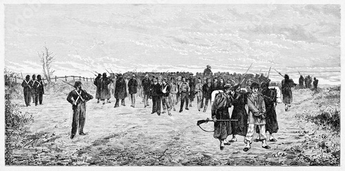 Tableau sur toile Large amount of war prisoners surrounded by opposite soldiers standing on a grassland
