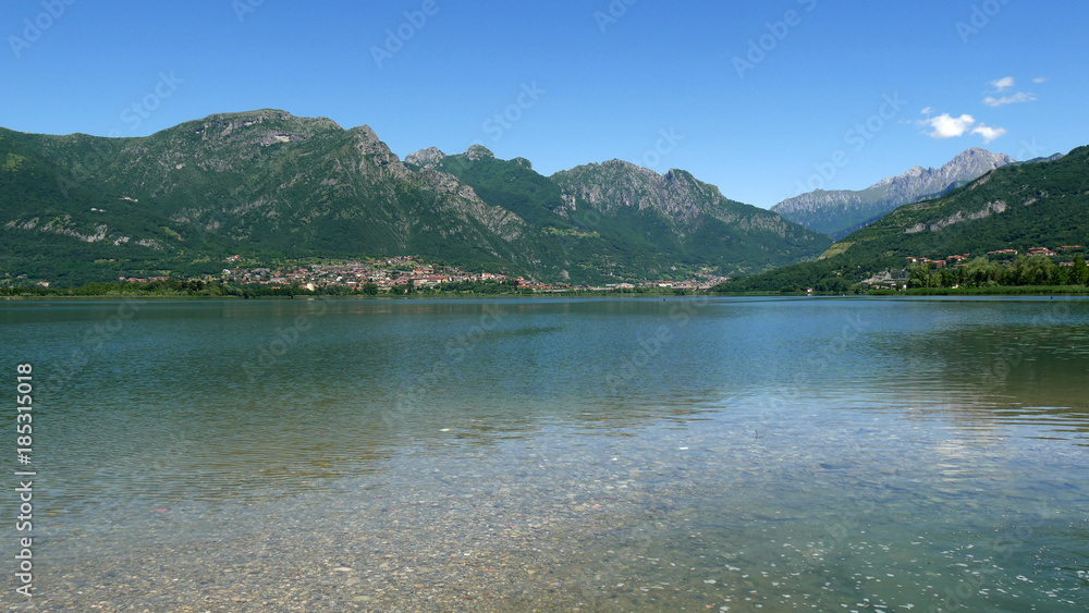 Lago italiano con montagne