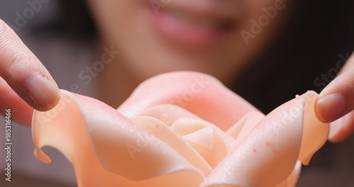 Foto Woman making rose fondant cake